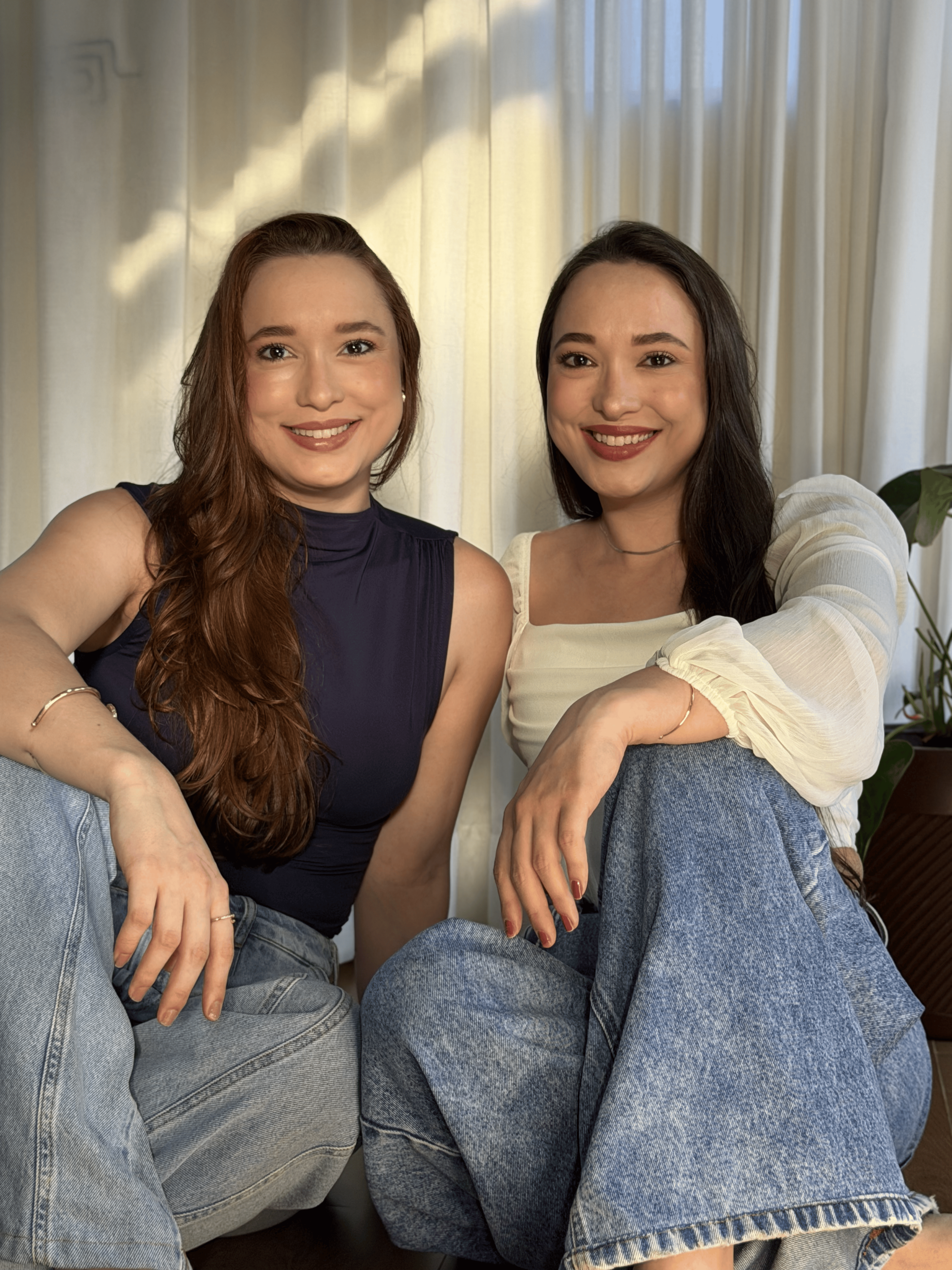 Amanda e Lavínia juntas em uma foto de apresentação da Duo Estúdio
